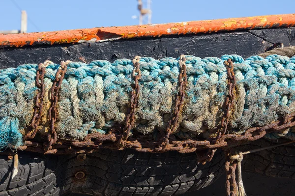 Amarrages de bateaux oxydés dans un port de pêche — Photo