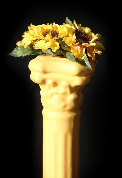 Vasi gialli di argilla dipinti con fiori — Foto Stock