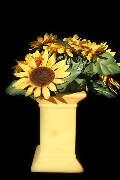 Vas kuning yang dibuat berkesan dari tanah liat yang dicat dengan bunga — Stok Foto