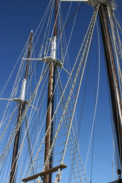 Details eines schönen alten hölzernen Segelbootes — Stockfoto