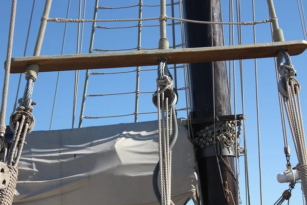 美丽的老木帆船的详细信息 — 图库照片