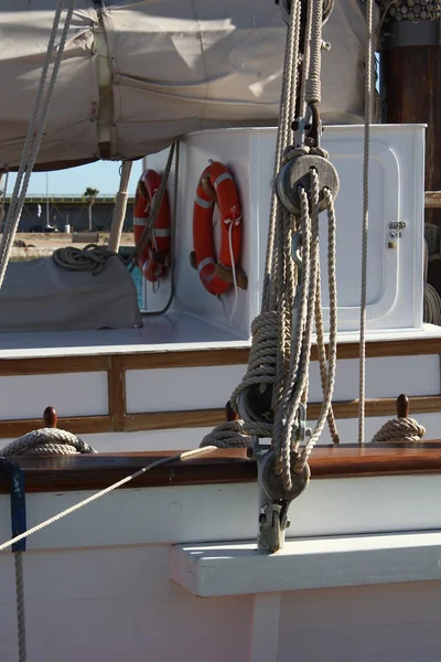 Details van een mooie oude houten zeilboot — Stockfoto