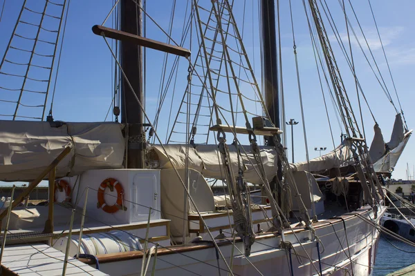 Dettagli di una bella vecchia barca a vela in legno — Foto Stock