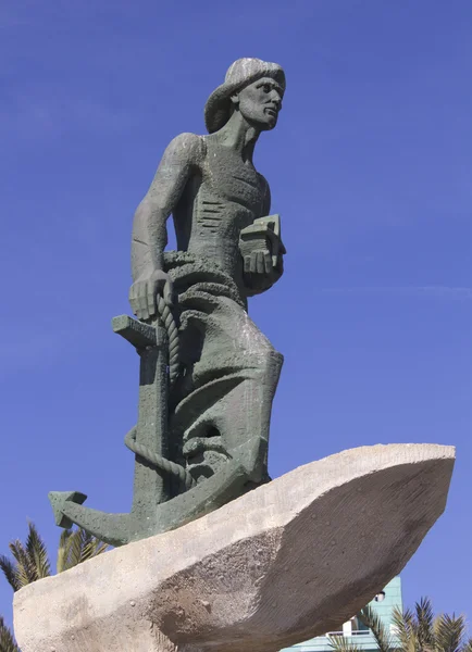 Anıt heykel balıkçı bir dalga — Stok fotoğraf