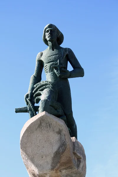 Памятник рыбаку на волне — стоковое фото