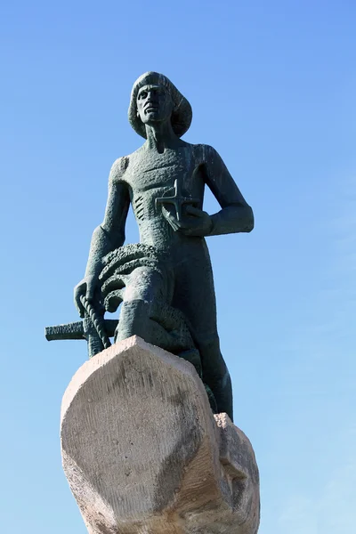 Denkmal-Skulptur Fischer auf einer Welle — Stockfoto