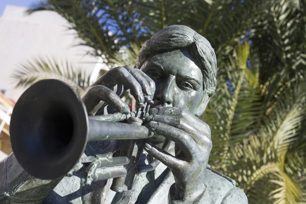 Sculptuur musicus spelen van de trompet — Stockfoto