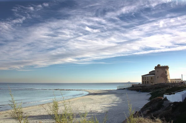 Vecchio castello in riva al mare con un bel cielo — Foto Stock