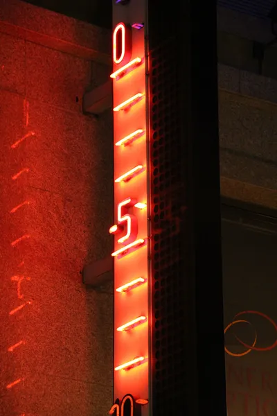 Θερμόμετρο σε φωτεινή επιγραφή — Φωτογραφία Αρχείου
