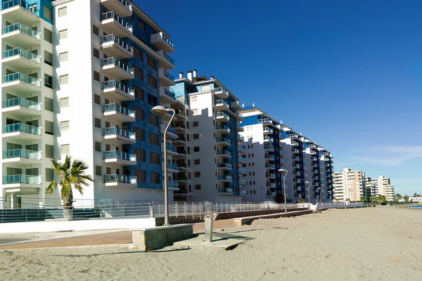 アパートの建物、mediterr のビーチでの典型的な観光 — ストック写真