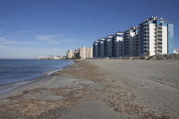 Bytové domy typické turistické na pláži mediterr — Stock fotografie