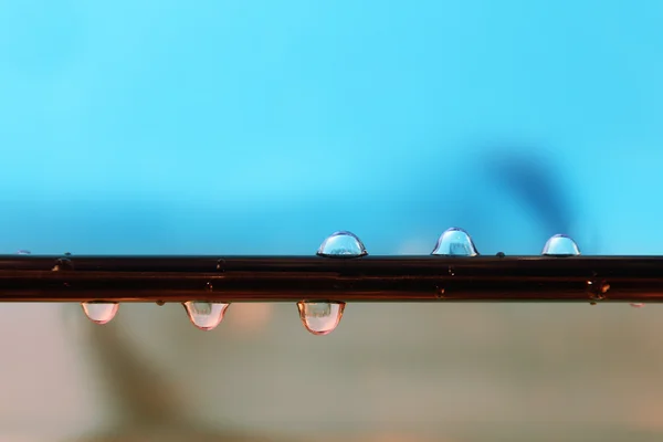 Šplouchání vody klesne na modrém pozadí — Stock fotografie