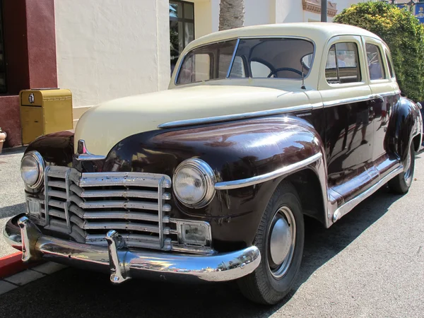Παλιό εκλεκτής ποιότητας αυτοκίνητο τυπικό των ΗΠΑ. — Φωτογραφία Αρχείου