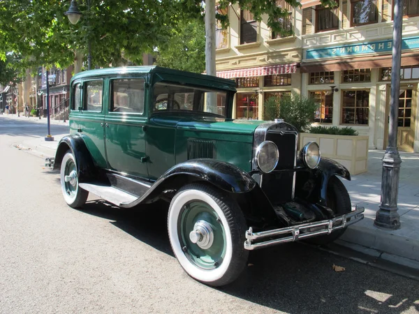 Velho carro vintage típico dos EUA . — Fotografia de Stock