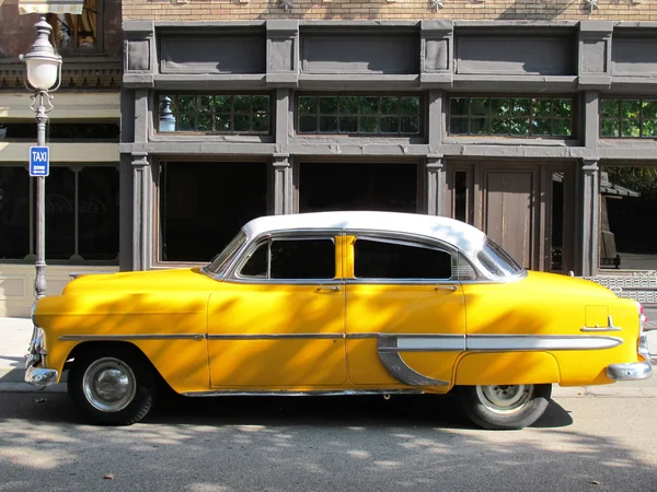 Very old taxi typical of the United States — Stock Photo, Image