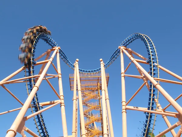 Bewegende roller coaster met blauwe hemel — Stockfoto