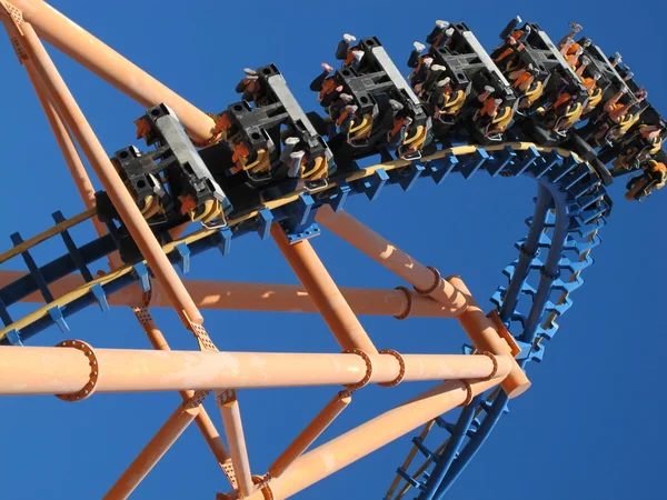 Bewegende roller coaster met blauwe hemel — Stockfoto