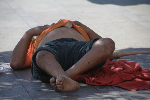 Madrid - AUG 22: sem-teto dormindo no chão em 22 de agosto de 2011 — Fotografia de Stock