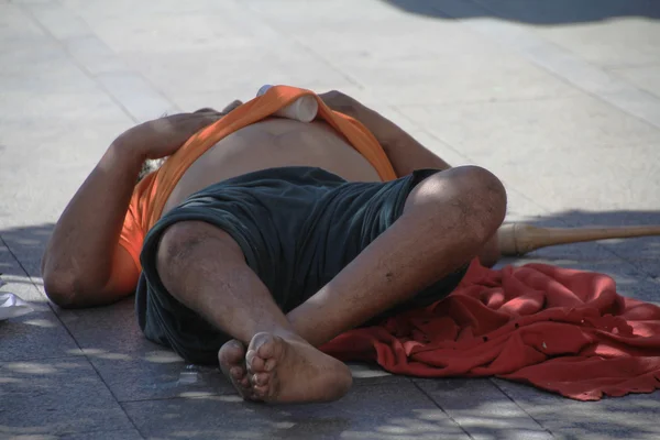 Madrid - AUG 22: homeless sleeping on the floor on Aug 22, 2011 — Stock Photo, Image