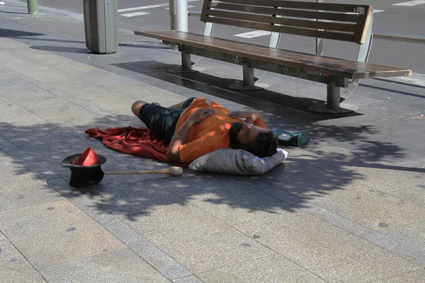 Madrid - AUG 22: homeless sleeping on the floor on Aug 22, 2011 — Stock Photo, Image