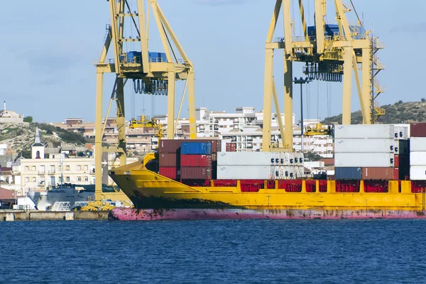 Riesiges Frachtschiff mit gelben Containern — Stockfoto