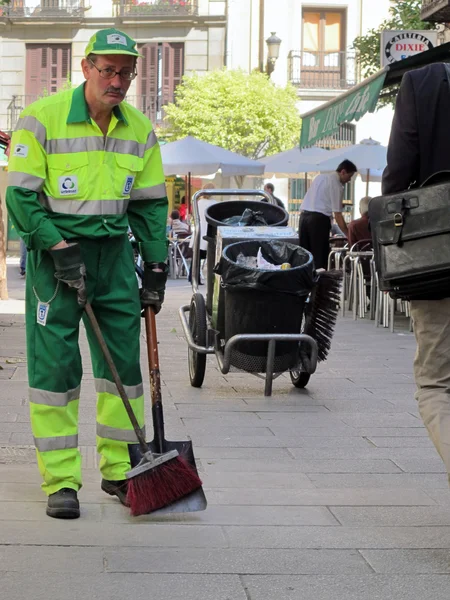 Veger schoonmaak service werknemer van de stad van madrid — Stockfoto