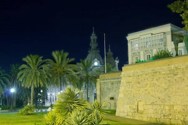 Улицы города Картахена ночью с освещением, испанский — стоковое фото