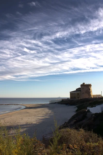 Velho castelo à beira-mar com um belo céu — Fotografia de Stock