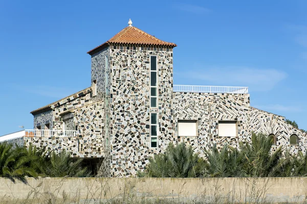 Casa curiosa con pietre colorate nei muri — Foto Stock
