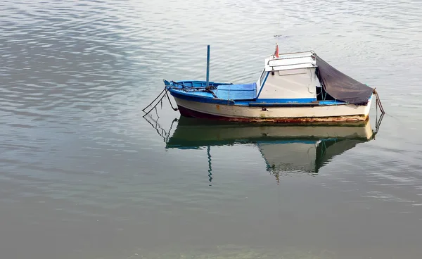 Fishing boats moored in a beautiful calm bay — Stock Photo, Image