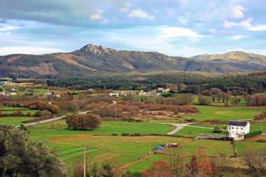 Yatay yeşil tepeleri bulunan Galiçya, İspanya