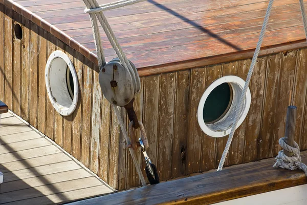 Detaljer för en vacker gammal trä segelbåt — Stockfoto