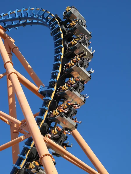 Bewegende roller coaster met blauwe hemel — Stockfoto