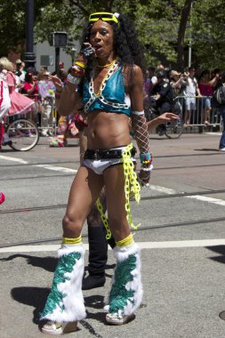 travesti gay pride renkli kostüm