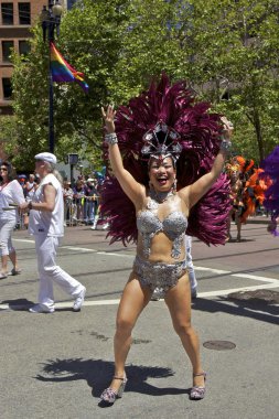 gay pride katılımcı renkli kostüm