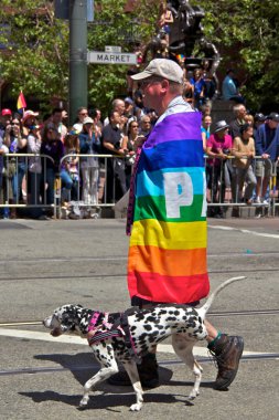 adam gay pride, Gökkuşağı bayrağı üç bacaklı köpeği ile sarılmış