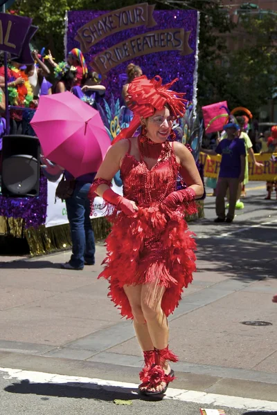 Gay orgoglio partecipante in luminoso rosso costume — Foto Stock