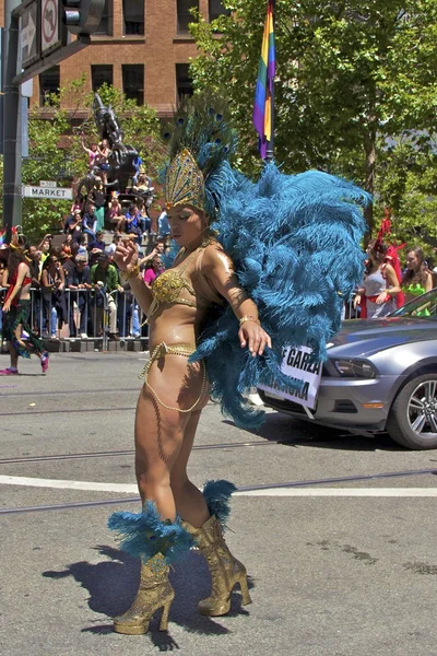 Gay Pride Osallistuja värikkäässä puvussa — kuvapankkivalokuva