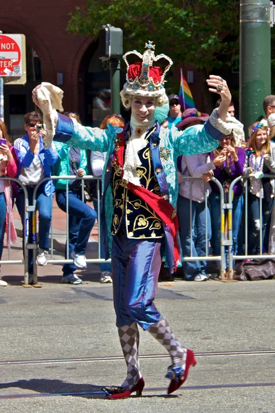 Gay orgoglio partecipante in colorato costume — Foto Stock