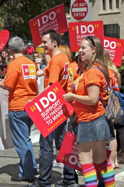 Young At Gay Pride Holding Signs For Same Sex Marriage — Stock Photo, Image
