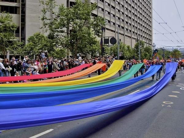 ゲイプライド虹の旗のデモ — ストック写真