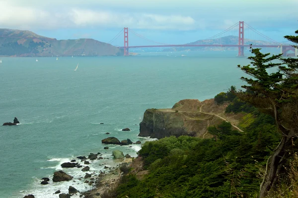 Golden Gate híd egy felhős napon — Stock Fotó