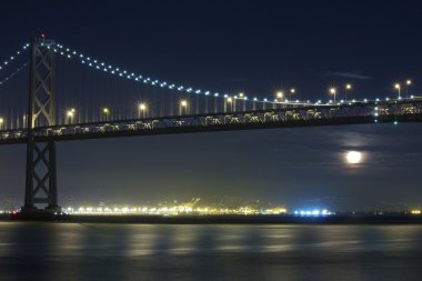 Ay yükseliyor san francisco defne köprü altında