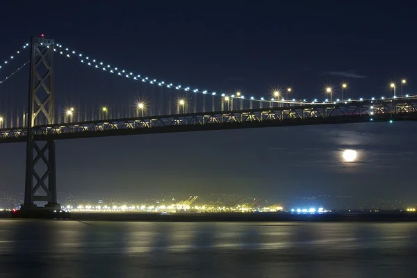 Luna subiendo bajo el puente de la bahía de San Francisco — Foto de Stock
