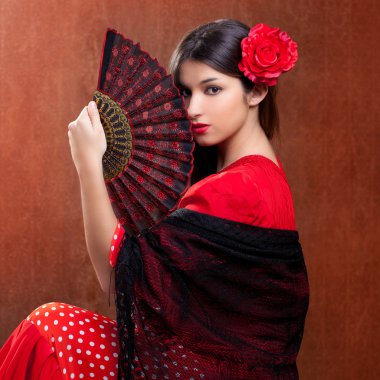 kırmızı gül ile Gipsy flamenko dansçısı İspanya kız