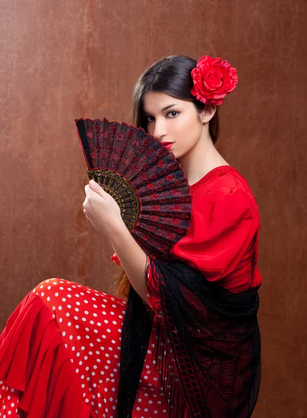 Φλαμένκο χορεύτρια γυναίκα gipsy κόκκινο τριαντάφυλλο ισπανική ανεμιστήρα — Φωτογραφία Αρχείου