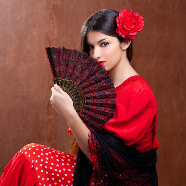 Flamenko dansçısı kadın çingene kırmızı gül İspanyol fan — Stok fotoğraf