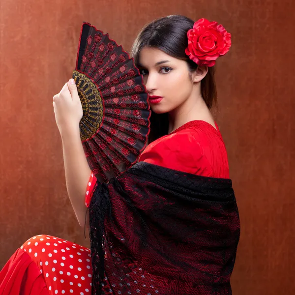 Gipsy flamenco tanečnice Španělsko dívka s červenou růží — Stock fotografie