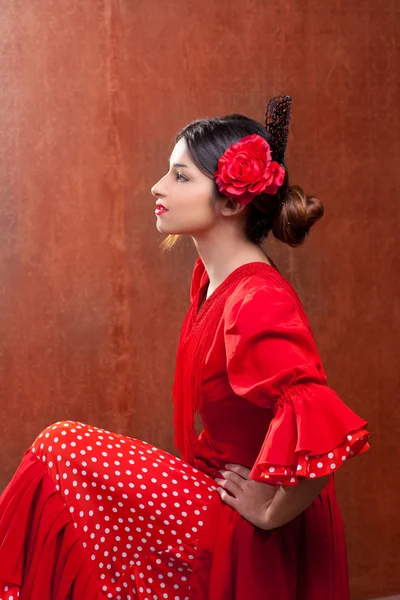佛拉明哥舞者西班牙女人吉普赛人与红玫瑰 — 图库照片