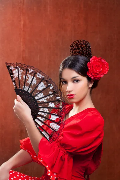 Flamenco danseres vrouw gipsy rode roos Spaanse ventilator — Stockfoto